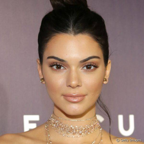 Kendall Jenner ? f? de makes suaves e sempre mostra c?lios e sobrancelhas bem definidas (Foto: Getty Images)